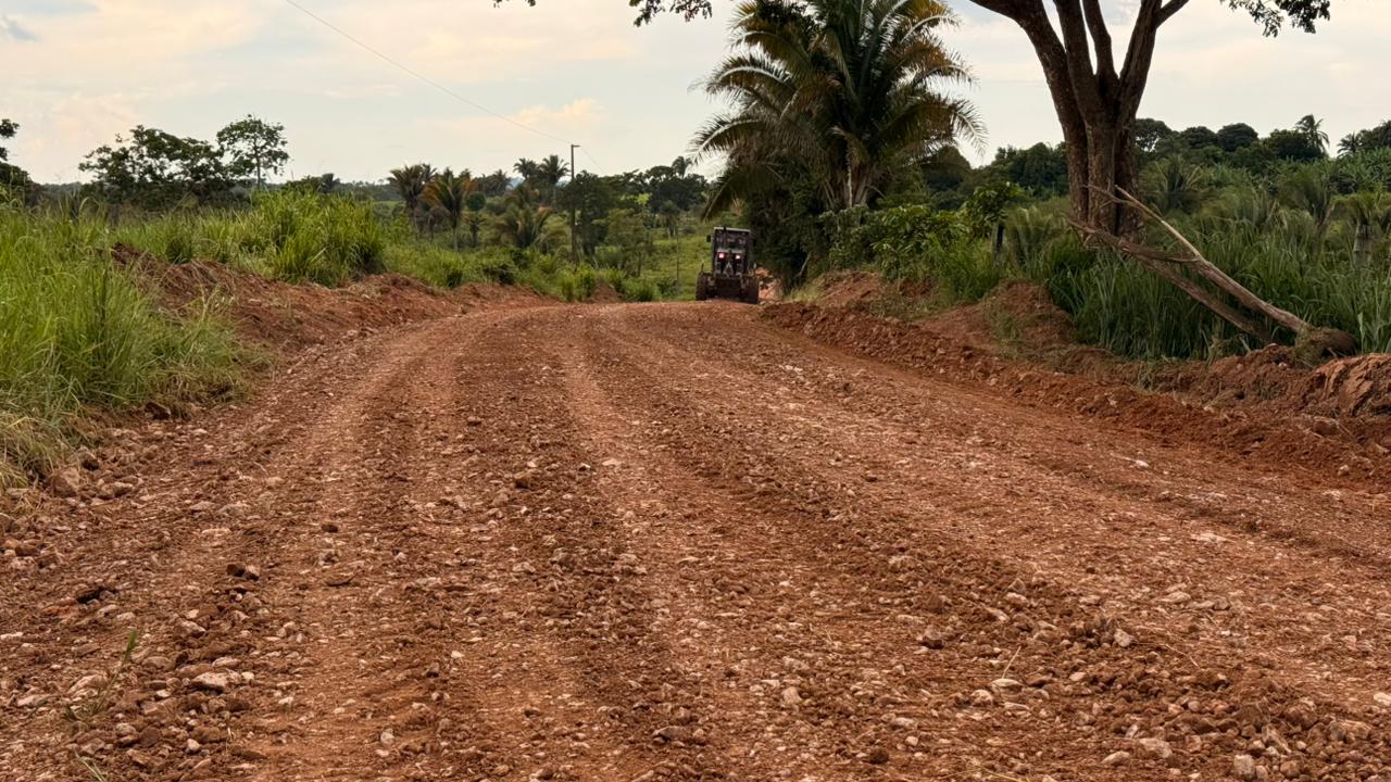 Recuperação de estradas vicinais beneficia comunidades rurais com investimento superior a R$ 3,1 milhões.
